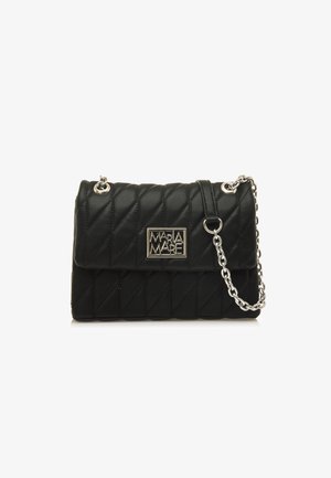 Bolso de mano negro acolchado con una correa de cadena plateada y una placa con el logo. Presenta una forma rectangular y una textura suave.
