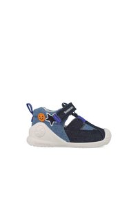 Zapatillas infantiles en azul y marino con una mezcla de texturas de mezclilla, cierre de velcro, detalles de estrella y cara sonriente, y suela de goma blanca.