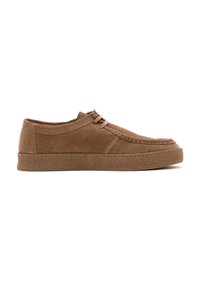 Zapatos de ante marrón con una textura suave, que presentan una punta redondeada y una suela de goma resistente. Diseño minimalista sin herrajes prominentes.