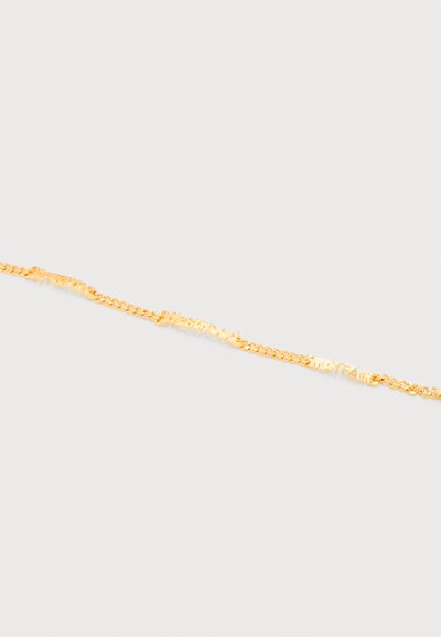 Βραχιόλι με αλυσίδα από χρυσό με μικρά συνδεδεμένα γράμματα που σχηματίζουν τη φράση «Westwood MAYFAIR» πάνω σε απλό λευκό φόντο.