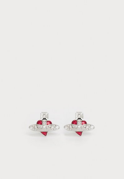 Orecchini a forma di cuore rossi con accenti argentati, caratterizzati da un design circolare decorato con strass trasparenti e una finitura metallizzata.