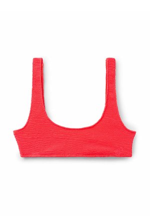 Korallröd kort bralette med breda remmar, texturerad tyg med en vågig mönster, och en rundad halsringning.