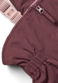 Burgunderfarbener Stoff mit glatter Textur und gerafften Details am Rand, mit einem Reißverschluss und einem rosafarbenen verstellbaren Trageriemen.