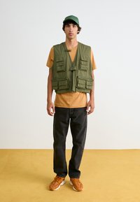 Nike Sportswear CLUB TEE - Navadna majica - flax