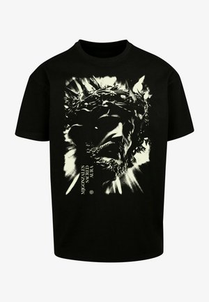 Schwarzes Baumwoll-T-Shirt mit einem Grafiker einer gekrönten Figur in Weißakzenten und dem Text "MJ Gonzalez Sacred Aura" am unteren Rand.