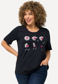 Ulla Popken À FLEURS COUPE CLASSIC FIT COL ROND ET MANCHES COURTES - Camiseta estampada - marine