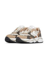 Sneaker beige e bianche in suede e mesh, con un motivo testurizzato, lacci tono su tono e una robusta suola in gomma nera spessa.