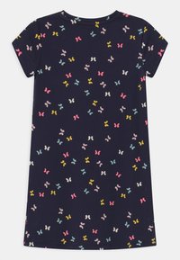 Námořnické šaty s krátkým rukávem a potiskem motýlů v růžové, žluté, modré a bílé barvě. Měkká bavlněná tkanina, kulatý výstřih a rovný lem.