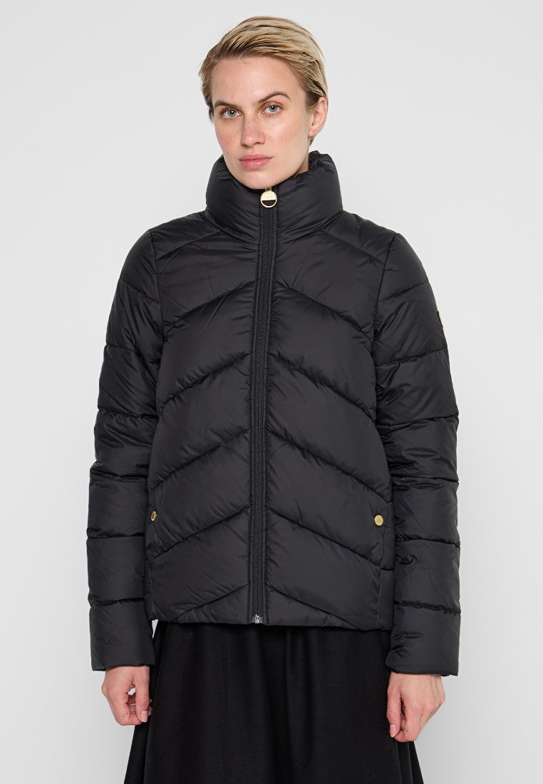 Schwarze Pufferjacke mit hohem Kragen, Zickzacksteppnähten und goldenen Hardware-Akzenten. Hergestellt aus einem glatten, isolierten Material.