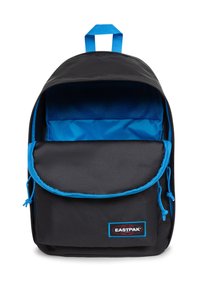 Sac à dos noir avec des accents bleus, comprenant une poche avant et un grand compartiment ouvert avec un revêtement en maille. Poignée supérieure renforcée pour un transport facile.