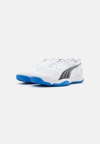 Scarpe da palestra bianche con tomaia in mesh e eleganti accenti neri, caratterizzate da una suola blu texturizzata e un design della punta arrotondata.