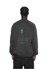 Sudadera gris de cuello redondo con un estampado gráfico verde en la parte trasera que incluye el texto "MULTIPLY APPAREL" y un diseño de cara abstracta.