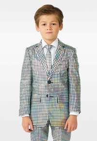 Iridescent ülikond ruudustiku mustriga, millel on väiksed mitmevärvilised ruudud. Komplekti kuuluvad valge särk ja kravatt, pintsak on nööpkinnitustega.