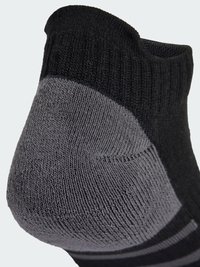 Calcetín de tobillo negro y gris con un diseño texturizado y acanalado, con áreas de talón y puntera reforzadas para mayor durabilidad y comodidad.