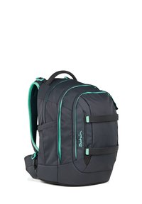 Schwarzer Rucksack mit türkisfarbenen Akzenten, gepolsterten Trägern, zwei Seitentaschen und verstellbaren Riemen. Verfügt über ein elegantes, abgerundetes Design und ein strukturiertes Material.