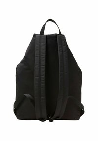 Sac à dos noir en tissu lisse, doté de bretelles rembourrées et ajustables, d'une poignée sur le dessus, et d'un design élégant et minimaliste.