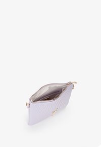 Pochette di colore viola chiaro con una texture, zip dorata, dettaglio del logo in rilievo e un interno liscio e chiaro. Chiusura a zip sulla parte superiore.