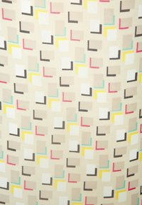Tessuto con un motivo geometrico ripetuto di piccoli quadrati sfalsati in tonalità di beige, nero, rosa, verde, giallo e bianco.