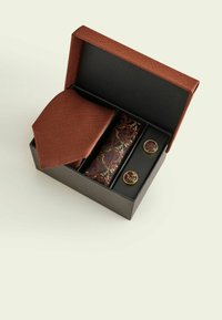 Brun texturerad slips för män med ett mönstrat näsduk och matchande manschettknappar i en svart presentask med brun lock.