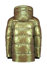 Metalen groene pufferjack met capuchon, voorzien van een doorgestikte ontwerp, geribde manchetten en een glanzende textuur. Achteraanzicht.