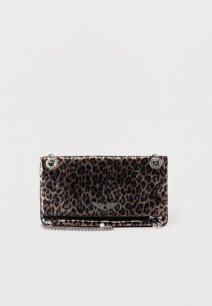Geantă plic cu imprimeu leopard din material sintetic lucios, prevăzută cu accesorii argintii și curea tip lanț. Formă dreptunghiulară cu închidere cu fermoar.