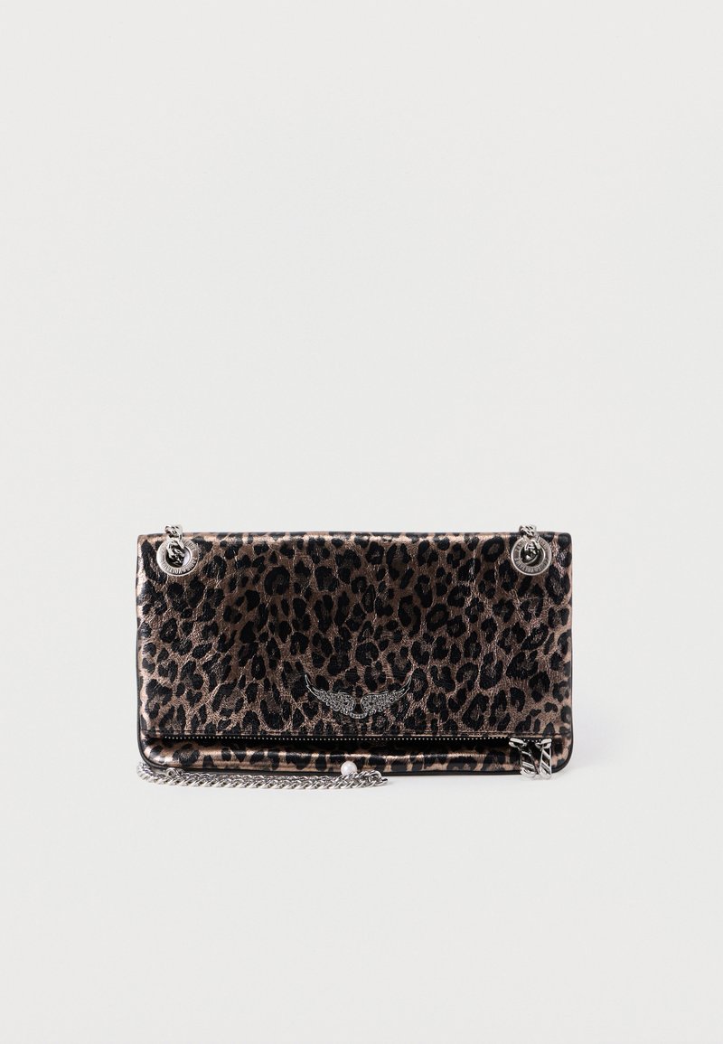 Τσαντάκι φάκελος με λεοπάρ μοτίβο  από γυαλιστερό συνθετικό υλικό, με αξεσουάρ σε ασημί απόχρωση και λουρί αλυσίδα. Ορθογώνιο σχήμα με κλείσιμο με φερμουάρ.