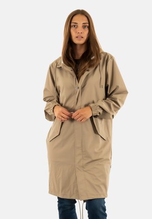 Beige waterdichte jas met trekkoordcapuchon, elastische manchetten en twee voorzakken. Heeft een ontspannen pasvorm en een middellange snit.