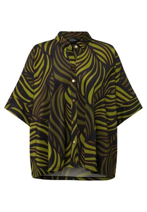 Chemise à manches courtes avec un fond noir et des motifs de feuilles ondulées verts et bruns. Fabriquée en tissu léger avec un devant à boutons.