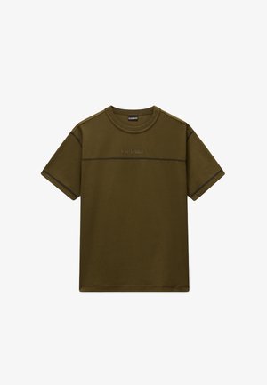 Olijfgroene T-shirt met korte mouwen, contrasterende donkere naden en gebosseleerd "NAPAPIJRI" logo gecentreerd op de borst.