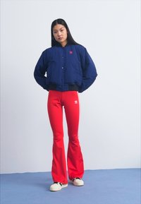 adidas Originals FLARED - Tamprės – kelnės - better scarlet