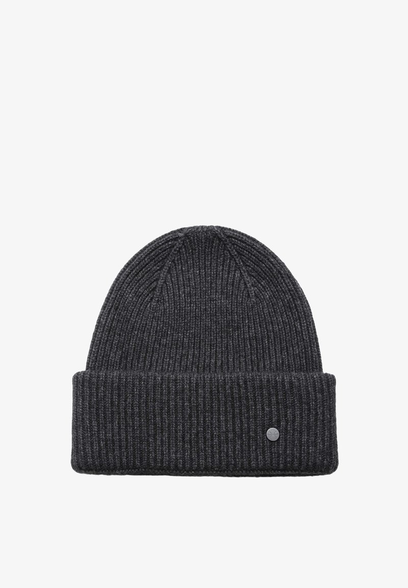 Tmavě šedá pletená čepice se žebrovaným vzorem, s přehnutým lemem a malou kulatou kovovou značkou na manžetě.