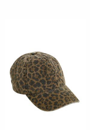 Gorra de béisbol marrón con estampado de leopardo negro, construcción de seis paneles y visera curva sobre fondo blanco.
