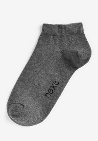 Chaussette grise à la cheville en matière tricotée douce. Présente un bord côtelé et le nom de la marque "nexg" brodé en noir.