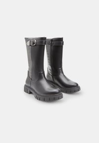 Černé voděodolné kozačky s texturovaným vzorem krokodýlí kůže na svršku, bočním zipem a detailem přezky. Silné, robustní podrážky pro lepší trakci.