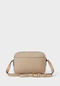 Geantă crossbody bej cu un finisaj din piele netedă, formă rectangulară, front plat, accente albe, curea ajustabilă și detalii din aur.