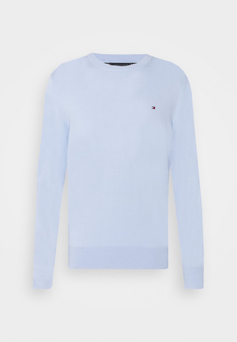 Pull bleu clair à manches longues et col rond, avec poignets et bas côtelés, présentant un petit logo rouge, blanc et bleu sur la poitrine.