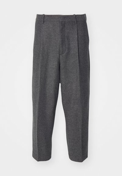 Grijze wollen broek met een gestructureerde afwerking, voorzien van een geplooid ontwerp, brede pijpen en een tailleband zonder zichtbare sluitingen.