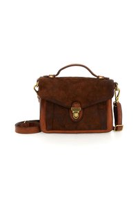 Borsa a tracolla in suede marrone e pelle con manico superiore, tracolla rimovibile e chiusura a morsetto in tono oro su uno sfondo bianco.