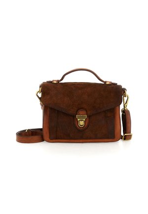 Borsa a tracolla in suede marrone e pelle con manico superiore, tracolla rimovibile e chiusura a morsetto in tono oro su uno sfondo bianco.