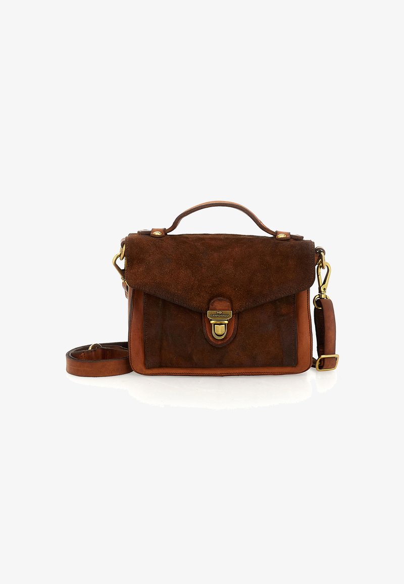 Borsa a tracolla in suede marrone e pelle con manico superiore, tracolla rimovibile e chiusura a morsetto in tono oro su uno sfondo bianco.