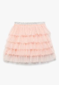 Falda de tul rosa con volantes en capas y una cinturilla elástica plateada. Textura ligera y vaporosa con un diseño de múltiples capas.