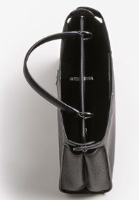 Borsa a tracolla nera con texture, a due scomparti, forma ovale, manico corto, dettagli in metallo e rivestimento interno liscio.