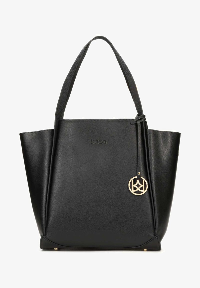 Črna usnjena torba s povoženim logotipom, strukturo trakov, simetrično obliko in zlatim okrasjem. Ima obesek.