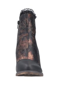 Bottines avec un dessus texturé en bronze et noir, bout arrondi et un bord décoratif froncé noir au col, avec une fermeture éclair sur le côté.
