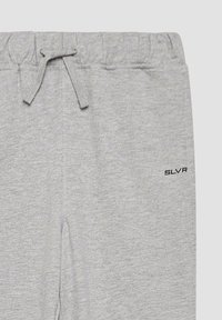 Grijze sweatpants met een elastische tailleband en een trekkoord. Bevat een klein zwart "SLVR" logo aan de zijkant. Zachte stofstructuur.