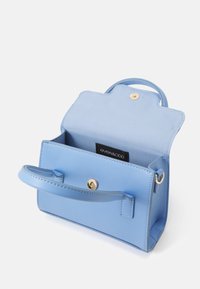 Světle modrá kabelka z hladkého materiálu, s vrchním uchem, zlatým zacvakávacím uzávěrem a prostorným vnitřkem s označením značky.