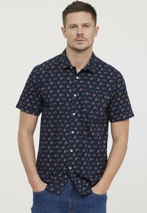 Chemise à manches courtes et boutonnée en bleu marine avec un motif coloré de plumes. Le tissu est léger et doux, avec un col classique et une fermeture par boutons.