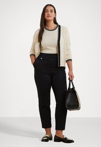 Lauren Ralph Lauren Woman EYELAH TWO TONE SHORT SLEEVE SWEATER - Apdrukāts T-krekls - mascarpone cream/black