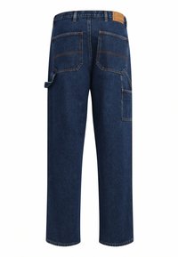 Pantalons cargo en denim bleu foncé avec une coupe décontractée, dotés de plusieurs poches, de surpiqûres contrastantes et d'une étiquette beige à l'arrière de la taille.