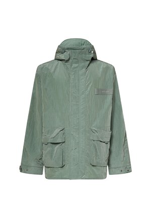 Giacca verde chiaro con cappuccio, cerniera frontale, polsini regolabili, due grandi tasche frontali con pattina e una piccola patch logo sul petto.